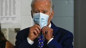 Joe Biden ajuste son masque, le 28 juillet 2020 à Wilmington (Delaware)