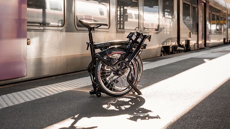 Le "chaînon manquant": la SNCF propose un abonnement à 41 euros par mois pour louer un vélo pliant (à 1.700 euros) qui peut embarquer dans les TER