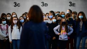 Des élèves portant le masque au collège Françoise-Giroud à Vincennes, près de Paris, le jour de la rentrée le 1er septembre 2020