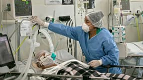 Une soignante s'occupe d'un patient atteint du Covid-19 dans un hôpital de campagne, le 3 décembre 2020 à Belem, au Brésil (PHOTO D'ILLUSTRATION).