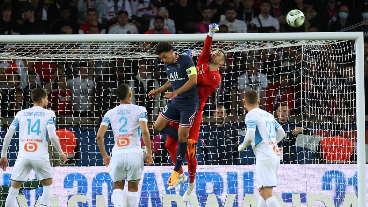 Pau Lopez dégage du poing sous la pression de Marquinhos Pau Lopez dégage du poing sous la pression de Marquinhos