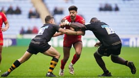 Romain Ntamack pris dans la tenaille des Wasps