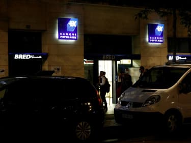 Des policiers devant une agence bancaire de la Bred où un homme a retenu en otages sept personnes, le 6 août 2020 au Havre