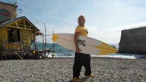 Jean Dujardin dans le rôle du surfer Brice de Nice.