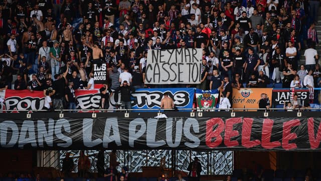 Une pancarte contre Neymar lors de PSG-Nîmes, au Parc des Princes le 11 août 2019