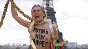 Une militante des Femen sur l'esplanade du Trocadéro, à Paris, ce mardi 25 février. Sur sa poitrine, elle accuse Ioulia Timochenko d'être "la nouvelle marionnette de Poutine".
