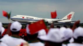 Atterrissage de l'avion présidentiel chinois à Dar es Salaam, en Tanzanie. Xi Jinping a entamé dimanche une tournée africaine qui le conduira également en Afrique du Sud et en République démocratique du Congo. /Photo prise le 24 mars 2013/REUTERS/Thomas M