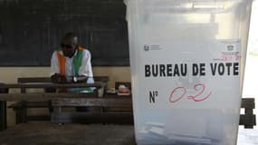 Dans un bureau de vote à Abidjan. La coalition soutenant le président Alassane Ouattara a remporté 80% des sièges de l'Assemblée nationale ivoirienne lors des élections législatives organisées dimanche en Côte d'Ivoire, selon des résultats provisoires. /P