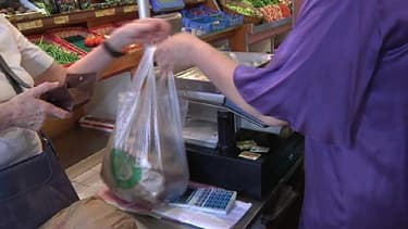 Dans la nature, un sac en plastique met environ 400 ans à disparaître. La Commission européenne entend bien limiter encore l'utilisation de ces contenants.