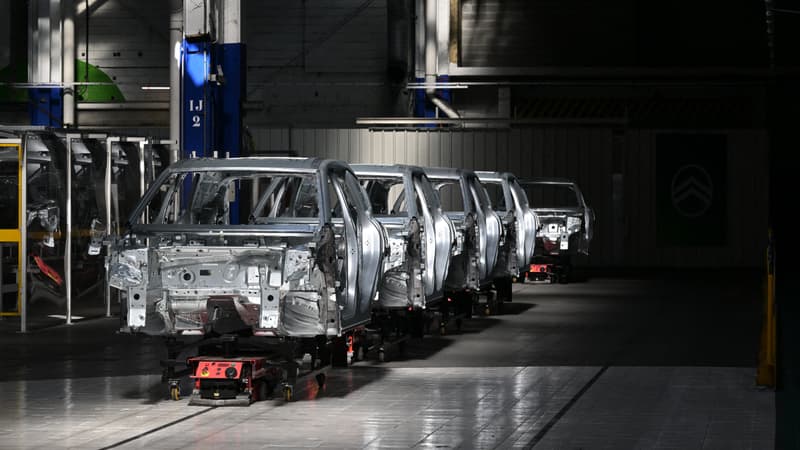 -63% depuis 2006 et même -43% depuis le Covid: le nombre de voitures produites en France s'est effondré mais pourtant la situation n'est pas si catastrophique (grâce à l'électrique)