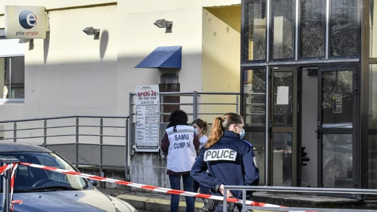 Une policière et des membres des services de secours devant une agence Pôle Emploi de Valence où une conseillère a été tuée, le 28 janvier 2021 