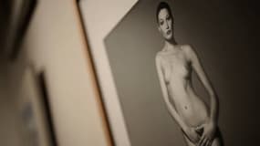 Cliché de Carla Bruni nue du photographe Michel Comte exposé lors d'une exposition à Paris.