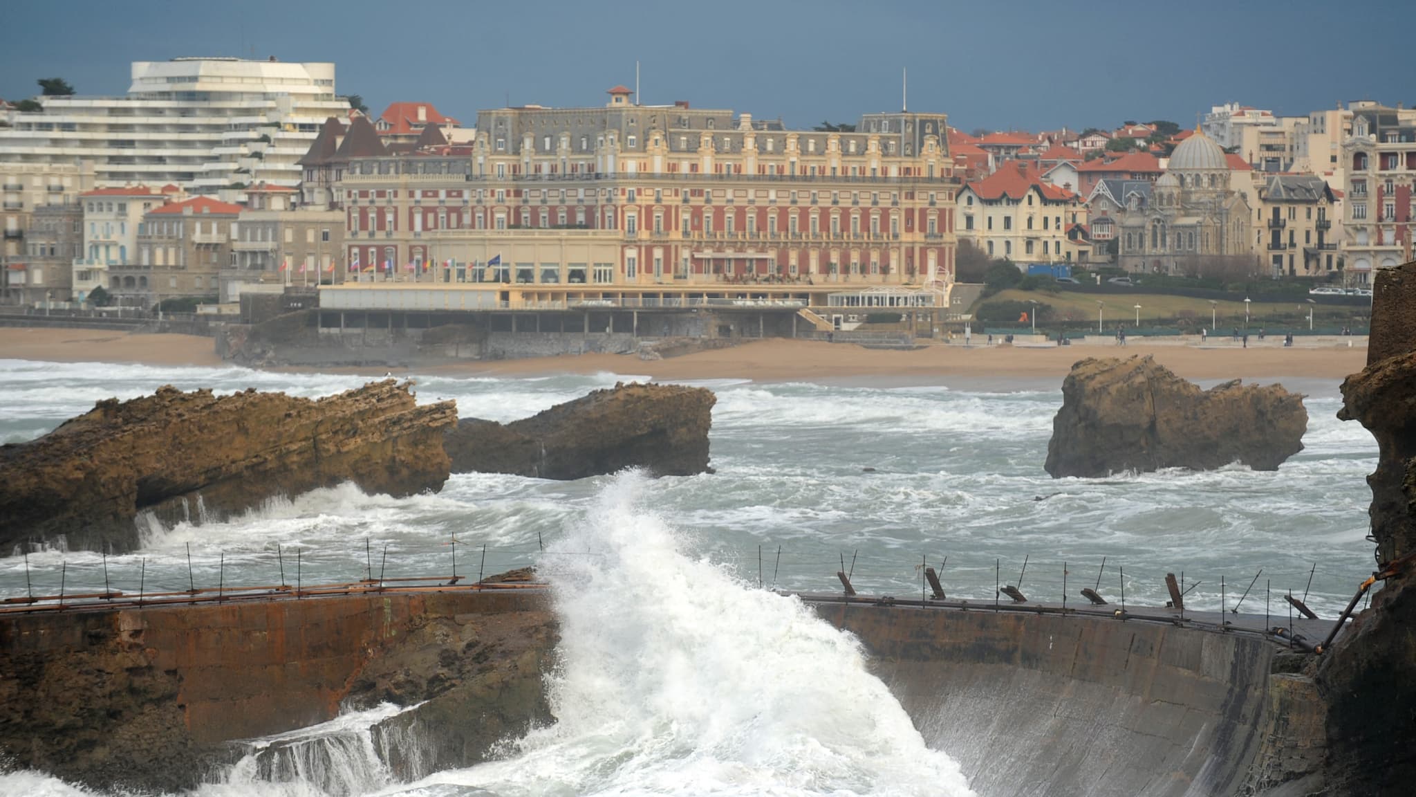 Un pan de falaise s'effondre près d'une plage à Biarritz, deux plongeurs recherchés