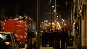 Pompiers et gendarmes dans les rues de Sablé-sur-Sarthe mardi soir. 