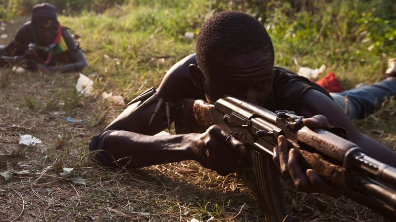Des miliciens anti-balaka (anti-machettes) en séance d'entraînement, le 17 décembre, à Bangui.