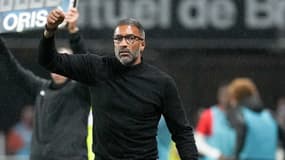 Habib Beye le poing serré pendant un match de Rennes en Ligue 1 contre Reims, le 21 février 2025