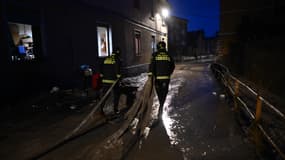 Des pompiers s'efforcent de retirer l'eau des maisons inondées à Monteu da Po, près de Turin, dans le nord-ouest de l'Italie, le 17 avril 2025.