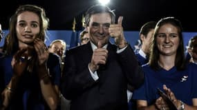 François Fillon entouré de jeunes sympathisants, lors d'un rassemblement de soutien en octobre 2016 à Villeurbanne (Rhône).