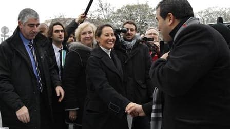 Ségolène Royal à Cergy-Pontoise, mercredi. Loin derrière Dominique Strauss-Kahn dans les sondages, les autres "présidentiables" socialistes multiplient les contacts avec les Français, donnant ainsi l'image d'un favori éloigné des affaires nationales. /Pho