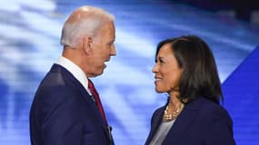 Joe Biden et Kamala Harris lors d'un débat de la primaire démocrate 