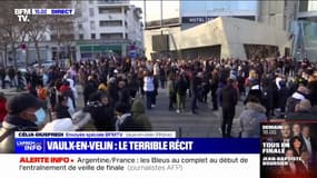 Le rassemblement en hommage aux victimes de l'incendie de Vaulx-en-Velin commence devant l'hôtel de ville