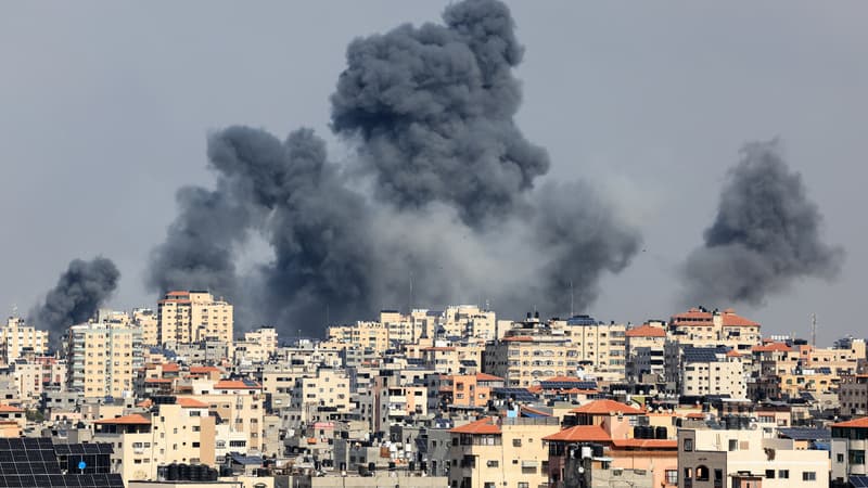 Des nuages de fumée au-dessus de Gaza, après des frappes israéliennes, le 7 octobre 2023