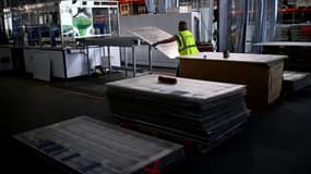 Recyclage de vieux panneaux solaires dans les locaux de l'entreprise Evie 2E, le 13 novembre 2023 à Saint-Loubès, en Gironde