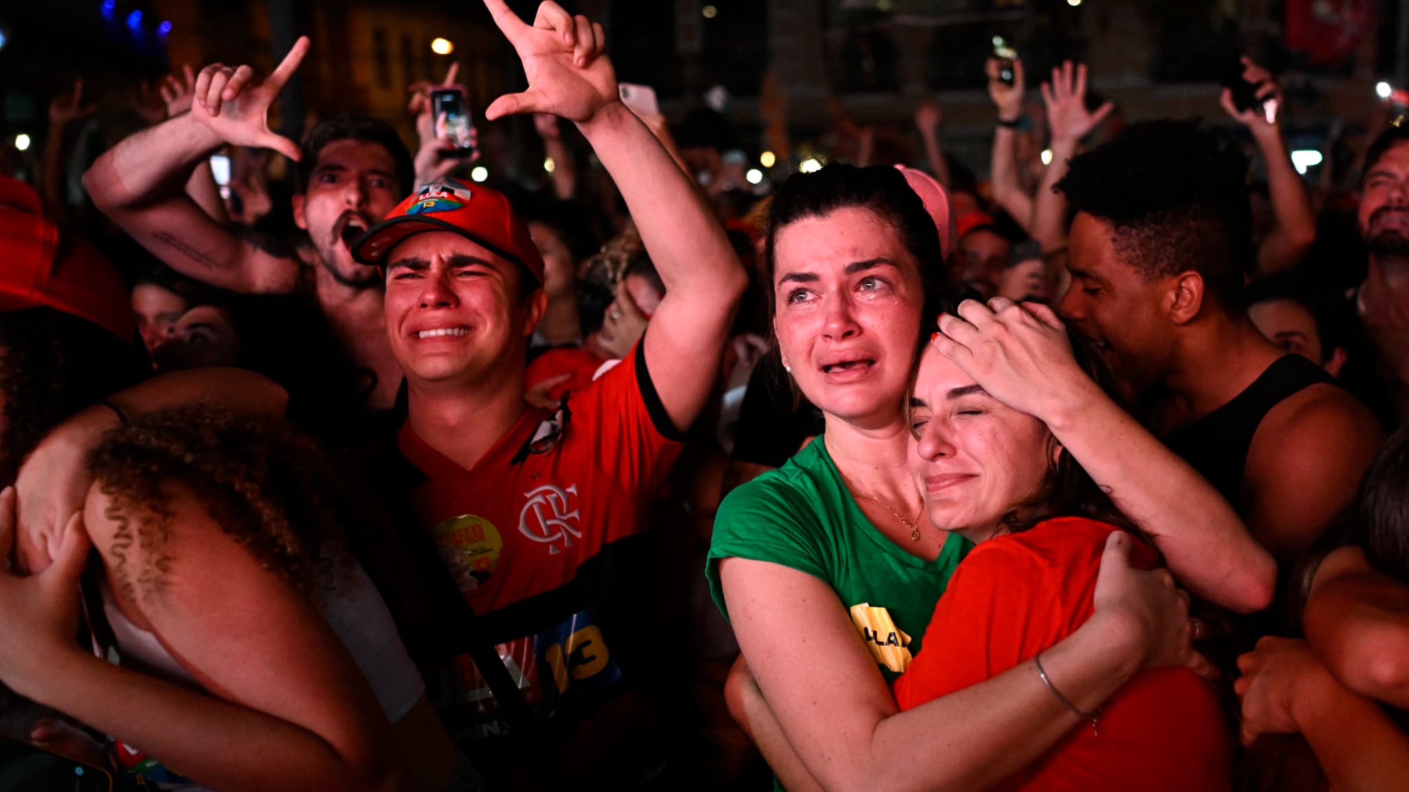 La foule à Brasilia, après l'annonce de la victoire de Lula face à Bolsonaro le 30 octobre  2022