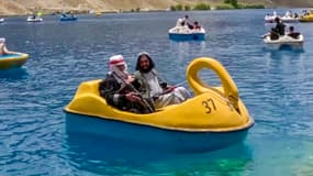 Des influenceurs américain filment leurs vacances en compagnie des talibans. 