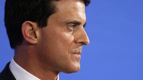 Manuel Valls, qui s'est inquiété mardi des risques "d'implosion sociale" en raison de la crise économique, a lancé jeudi un avertissement aux ouvriers en colère. Le ministre de l'Intérieur estime qu'il n'y a pas de place pour la violence. /Photo prise le