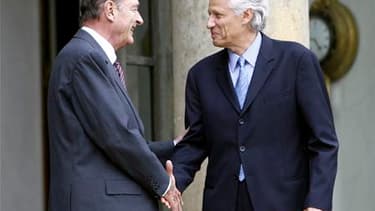 Jacques Chirac et Dominique de Villepin, en 2007 sur le perron de l'Elysée. L'ancien Premier ministre, considéré comme un proche du président qui l'avait nommé, s'est dit opposé à un renvoi du procès de Jacques Chirac, qui doit être jugé à partir de lundi