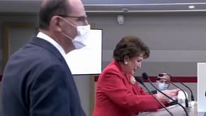 "Je me méfie des collègues": le clin d'oeil de Roselyne Bachelot en désinfectant les micros de la conférence de presse