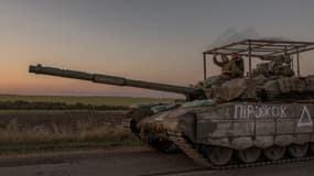 Des militaires ukrainiens utilisent un char sur une route près de la frontière avec la Russie, dans la région de Sumy en Ukraine, le 14 août 2024.