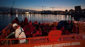 Un groupe de migrants sauvés par un bateau espagnol le 13 janvier 2018