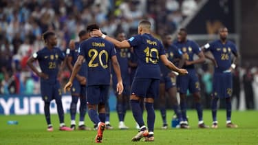 Kylian Mbappé et Kingsley Coman lors de la séance des tirs au but de France-Argentine, finale de la Coupe du monde 2022