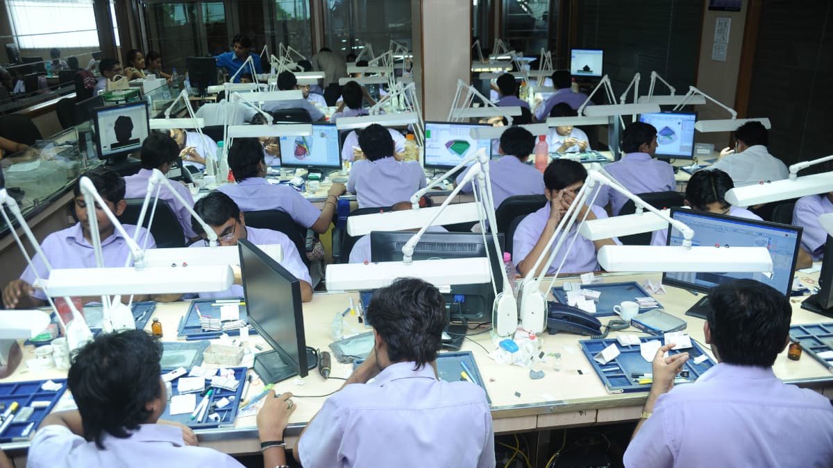 Une usine de taille de diamant du groupe Bluestar à Surate.