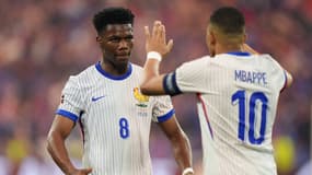Le Français Aurélien Tchouaméni en discussion avec Kylian Mbappé pendant l'Euro, le 9 juillet 2024
