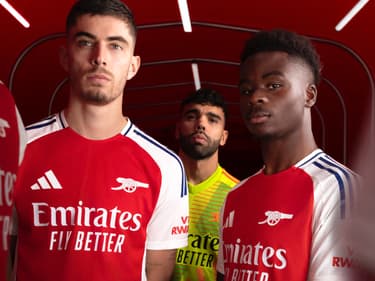 Kai Havertz, David Raya et Bukayo Saka prennent la pause avec le nouveau maillot d'Arsenal pour la saison 2024-2025.