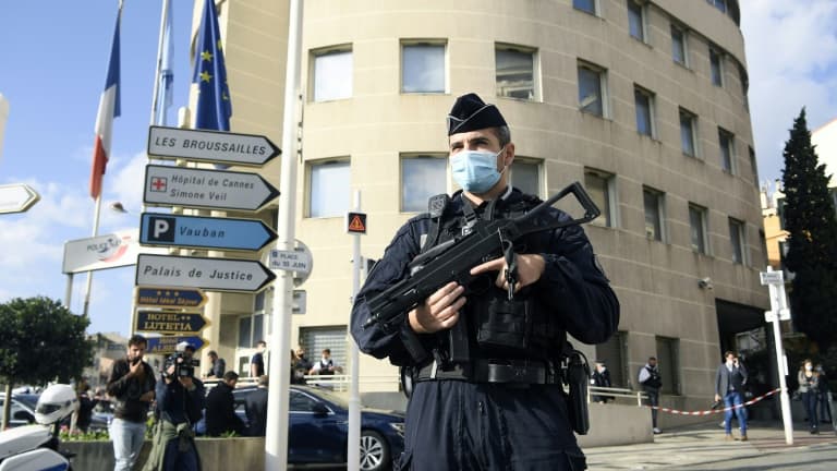 Un policier en position devant le commissariat de Cannes où un policier a été attaqué au couteau, le 8 novembre 2021 (Photo d'illustration)