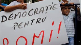 A Bucarest, lors d'une manifestation devant le palais présidentiel où les dirigeants roumains devaient accueillir ce mercredi le ministre français de l'Intérieur Manuel Valls et son collègue délégué aux Affaires européennes, Bernard Cazeneuve. Amnesty int