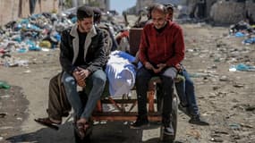Le corps d'un Palestinien tué lors d'un incident tôt le matin alors que les habitants se précipitaient vers des camions d'aide dans la ville de Gaza, le 29 février 2024. 