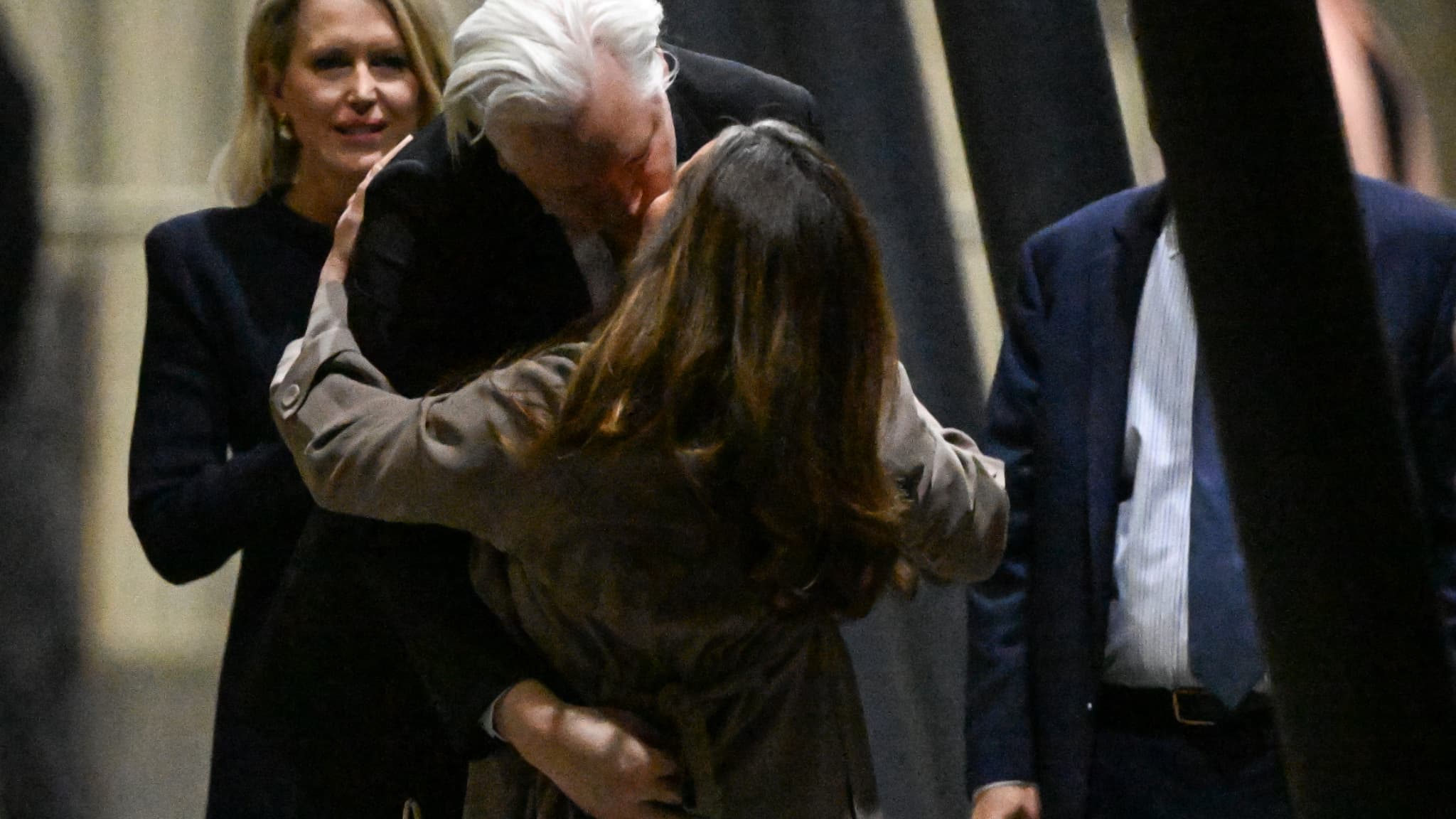 Julian Assange embrasse sa femme après avoir atterri à Canberra, le 26 juin.
