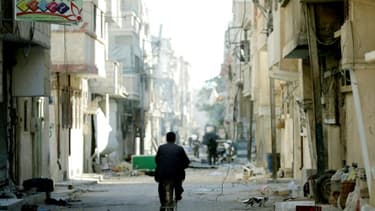 Un Syrien, dans les rues de Palmyre, adjacente à la ville antique, le 31 mars 2016, quelques jours après sa libération par l'armée syrienne