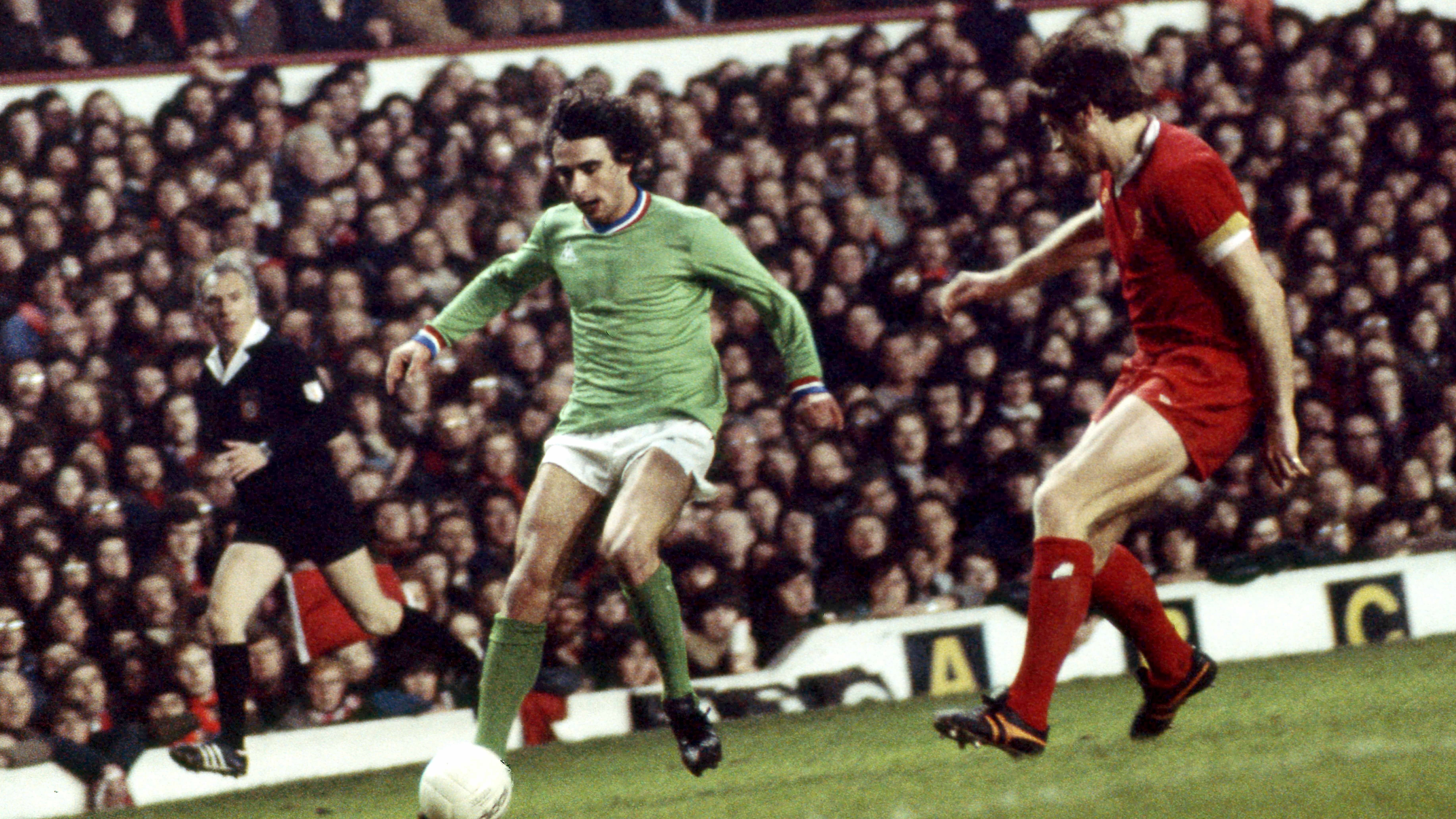 Dominique Rocheteau (en vert), ailier virevoltant de Saint-Etienne, en mars 1977 à Anfield contre Liverpool