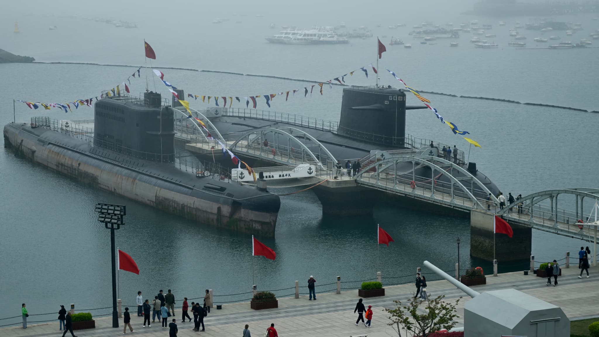 ELLE "VA TRÈS VITE POUR FABRIQUER SES BATEAUX": LA MARINE CHINOISE FAIT DE PLUS EN PLUS PEUR ET A MÊME DÉPASSÉ L'US NAVY EN NOMBRE DE BATEAUX