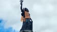 Des militants accrochent un chasuble marqué des mots "Agent orange écocide" sur la statue de la République, à Paris, le 4 mai 2024.