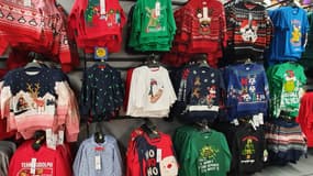 Des pulls de Noel en rayon (illustration)