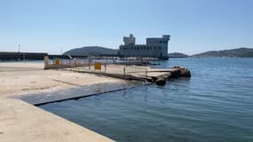 La plage du Pipady à Toulon (Var), le 22 août 2024, fermée en raison d'une fissure dans une dalle. 