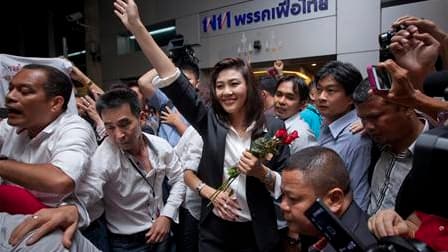 Entourée de ses partisans du Puea Thaï, le principal parti d'opposition, Yingluck Shinawatra célèbre sa victoire aux législatives en Thaïlande. La soeur de l'ancien Premier ministre Thaksin Shinawatra, déposé par l'armée en 2006, devrait devenir la premiè