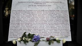 Une plaque commémorative érigée en mémoire des victimes de l'attentat contre le Bataclan, dévoilée à Paris, le 13 novembre 2017